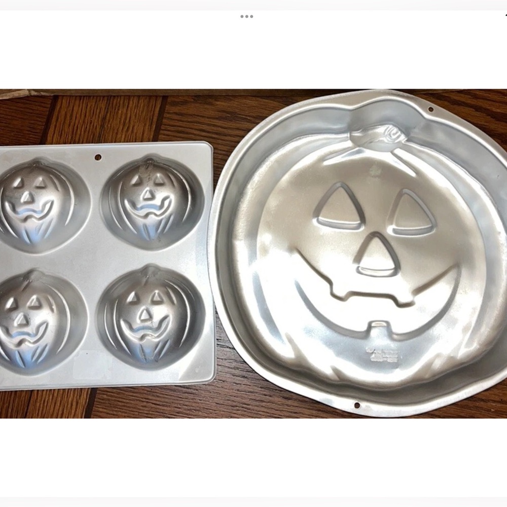 Wilton Pumpkin Cake Pan and Treat Pan set of 2 - Picture 9 of 12